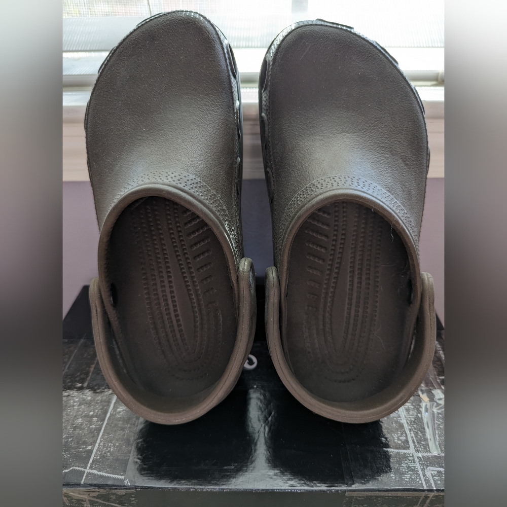 7.5M Crocs